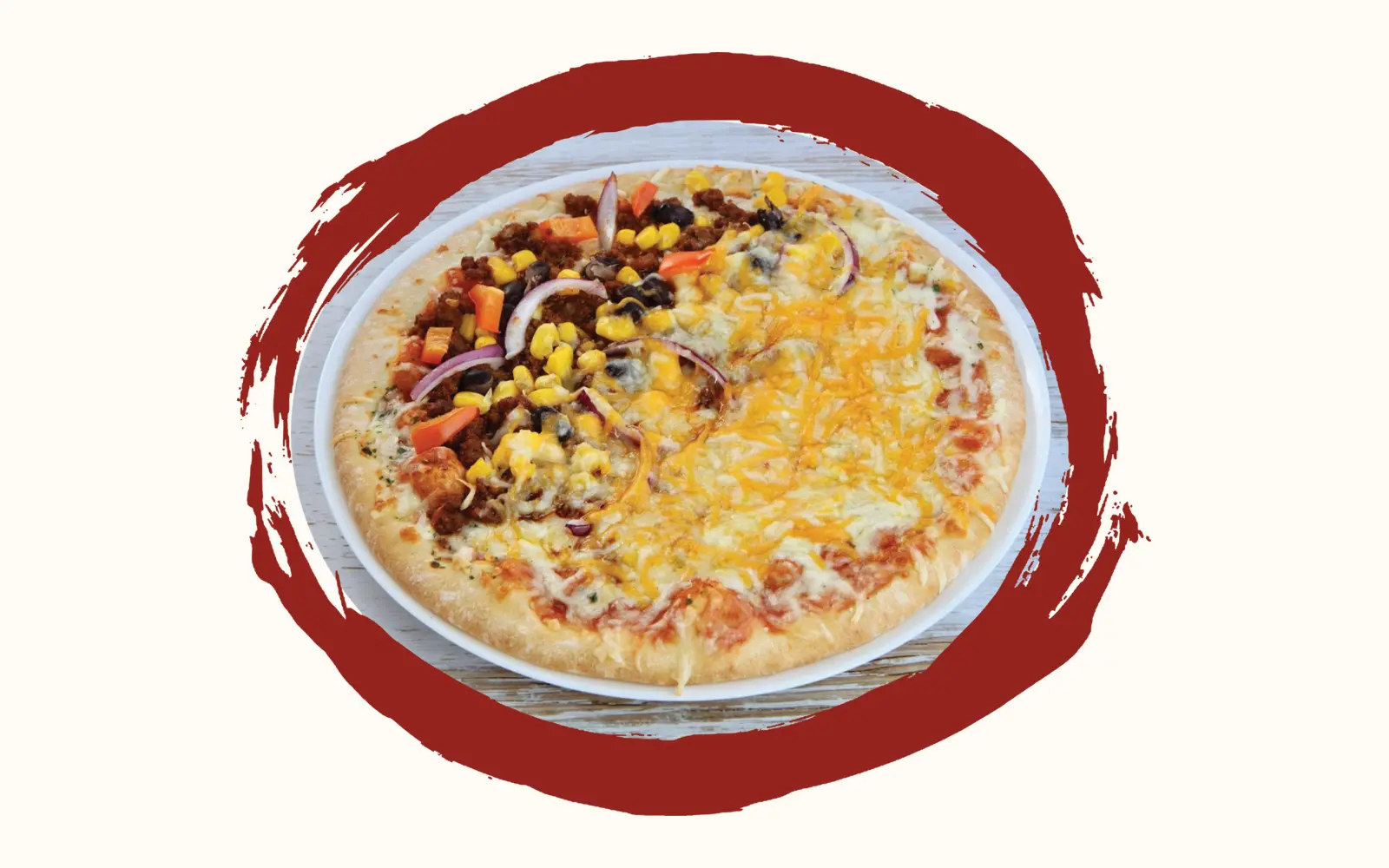 Runde Pizza im Tex-Mex-Stil mit Käse, Mais, schwarzen Bohnen, Paprika, roten Zwiebelringen und Hackfleisch auf hellem Holztisch