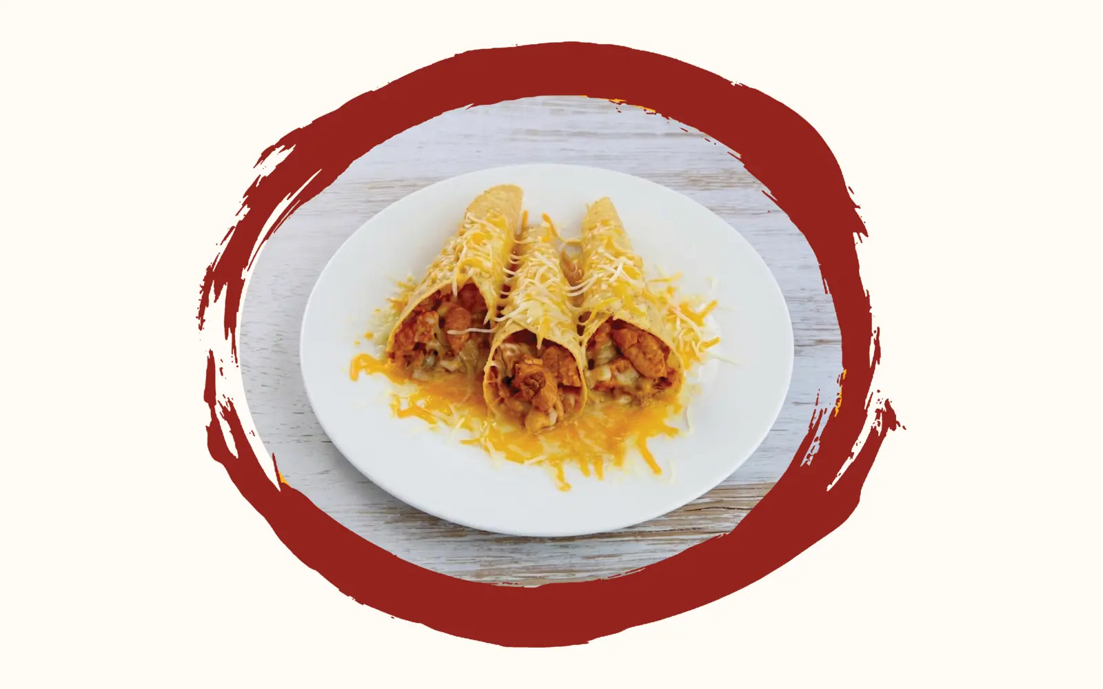Drei gerollte Tortillas nebeneinander auf einem weissen Teller, mit geriebenem Käse und Cheddar überbacken