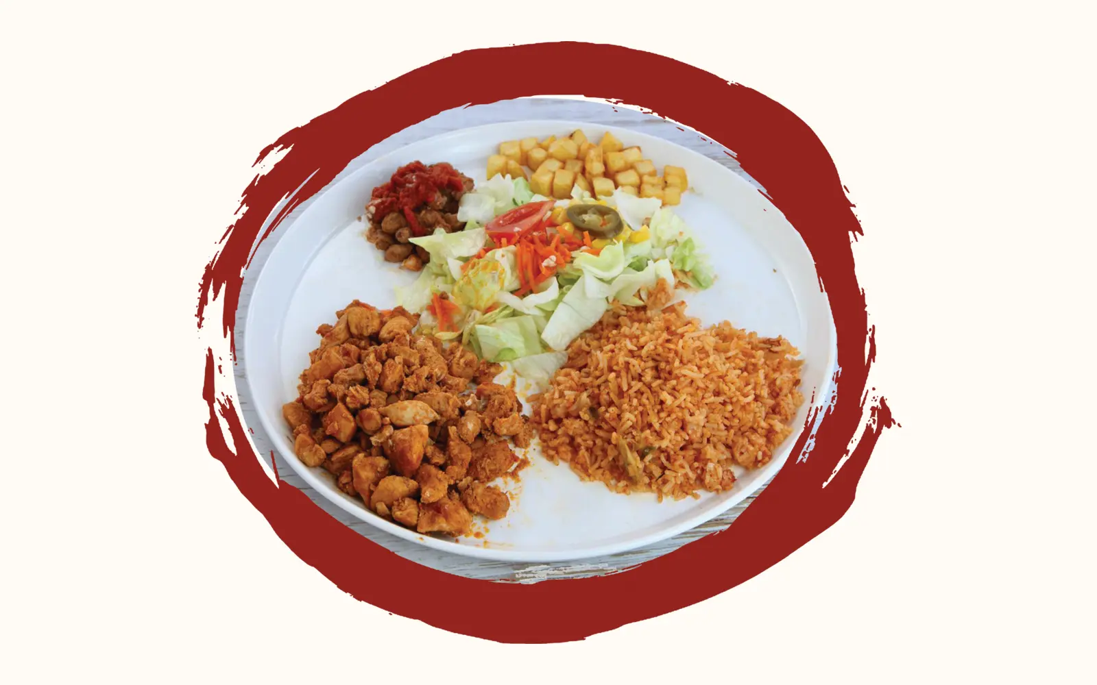 Weisser Teller mit gewürzten Hähnchenstücken, Tex-Mex-Reis, Eisbergsalat mit Tomate und Jalapeños, Röstkartoffeln, Bohnen und Salsa nebeneinander