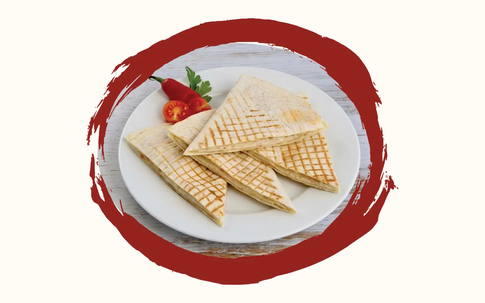 Vier auf der Platte geröstete Tortilla-Dreiecke mit Grillmuster auf einem weissen Teller, daneben eine rote Chilischote, halbierte Kirschtomaten und Petersilie